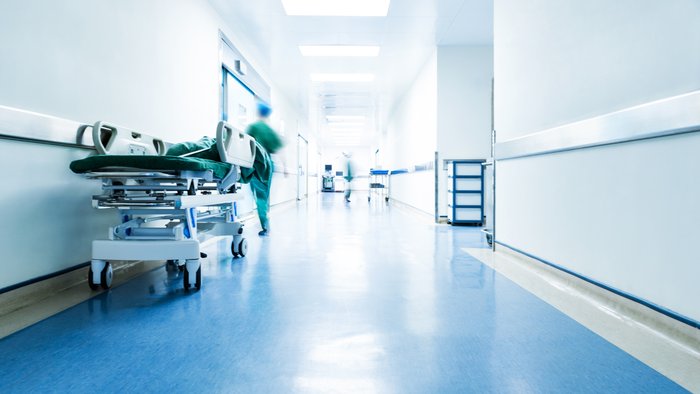 Flur im Krankenhaus mit einer Person auf der Liege